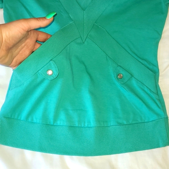 Turquoise Fishbowl Short Sleeve V-neck T-shirt with Pockets - Picture 2 of 5